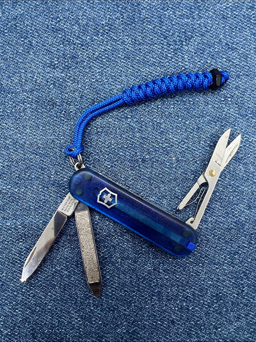 Victorinox Classic SD Swiss Army Knife 58mm SAK with Paracord Lanyard Preowned